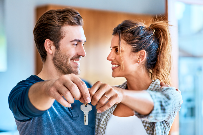 couple-holding-keys.jpg
